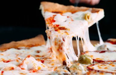 Eriyen peynirli pizza..