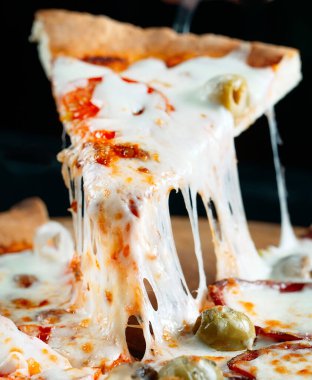 Eriyen peynirli pizza..