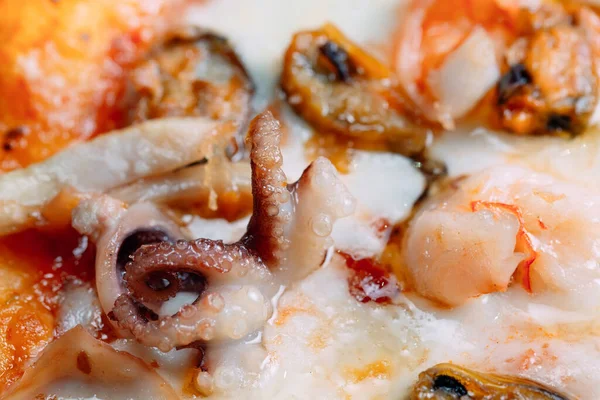Пицца с морепродуктами крупным планом. — стоковое фото