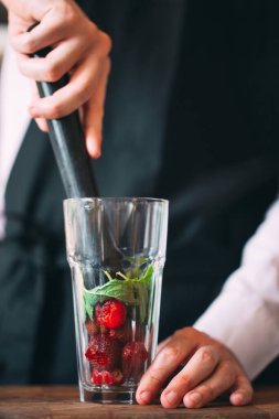 Barmen restoranın terasında bir dut kokteyli hazırlıyor..