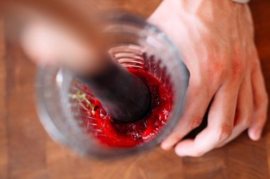 Barmen restoranın terasında bir dut kokteyli hazırlıyor..