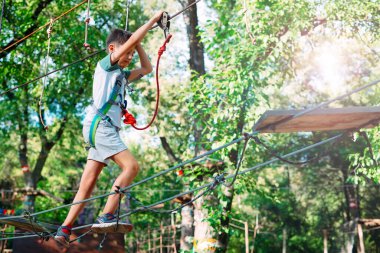 Halat Parkı. Çocuk halattaki engeli aştı Park.
