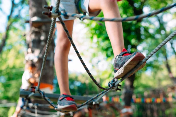 Rope Park. fim - para cima de umas pernas de crianças que passam um obstáculo. — Fotografia de Stock