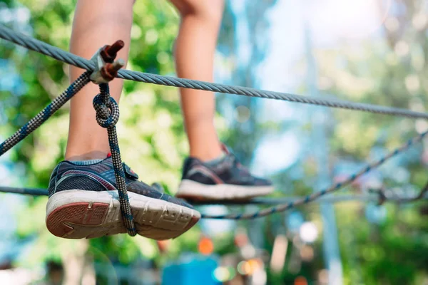 Lanový park. close - up of a childs feet passing an obstacle. — Stock fotografie