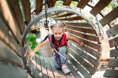 Halat Parkı. Çocuk halattaki engeli aştı Park.