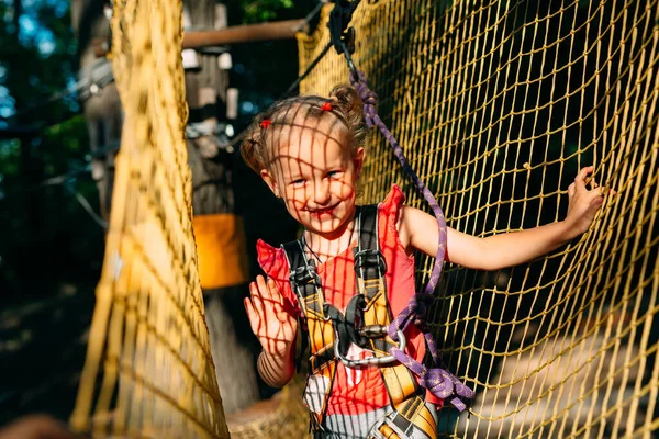 Cuerda Park. El niño pasa el obstáculo en el parque de cuerdas. — Foto de Stock