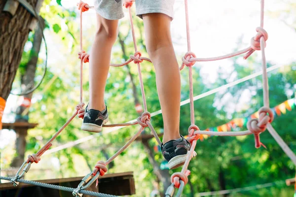 Rope Park. O garoto passa o obstáculo no parque de cordas. — Fotografia de Stock