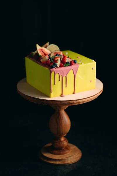 Gateau Jaune Aux Agrumes Decore De Figues Framboises Bleuets Et Citron Anniversaire Decoration Stock Photo Gateau Jaune Aux Agrumes Decore De Figues Framboises Bleuets Et Citron Anniversaire Decoration Stock Photo