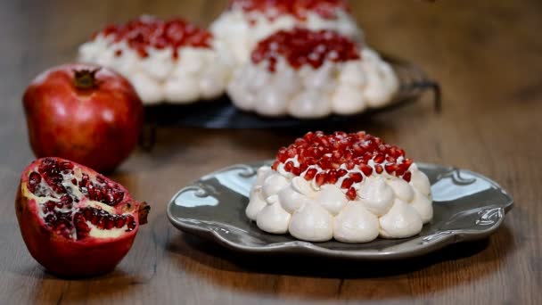 Corona de pastel de merengues pavlova con granada . — Vídeos de Stock