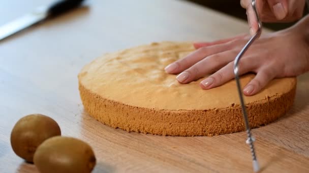 Vrouw Handen Snijden Koekje Lagen — Stockvideo