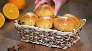 Paskalya hot cross buns sepet içinde.