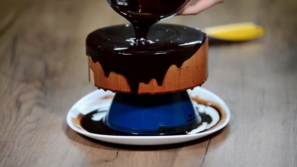 Glaze Chocolate Cake Confectioner Glazes Cake Garnishes Gold — Stock Video