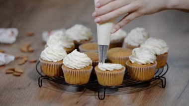 Top kek krem dekore edilmiştir. Pudra kremalı kek süsle.