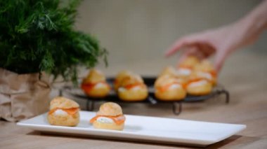 Somon ve creamcheese puffs. tatil aperatif yemek servisi. Profiterol veya kanepe.