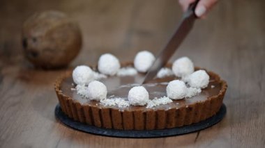 Bir parça çikolata Hindistan cevizi tart kesme.