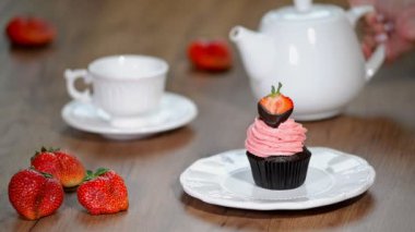 Çilek kremalı çikolata cupcakes.