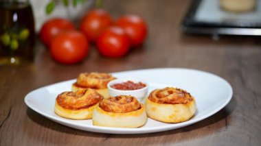 Ev yapımı pizza rulo mozzarella peyniri ile.