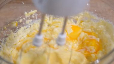 tereyağı, şeker ve yumurta ile Mikser beat.