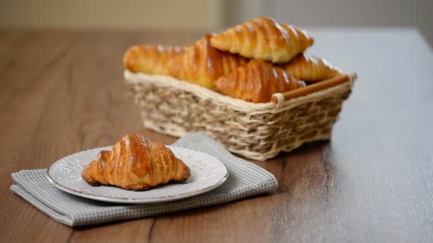 Desayuno Croissant Café Expreso Una Mesa Madera — Vídeo de stock