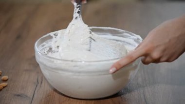 Şef macaron meyilli veya krem pastane, bir kapta karıştırarak spatula ile.