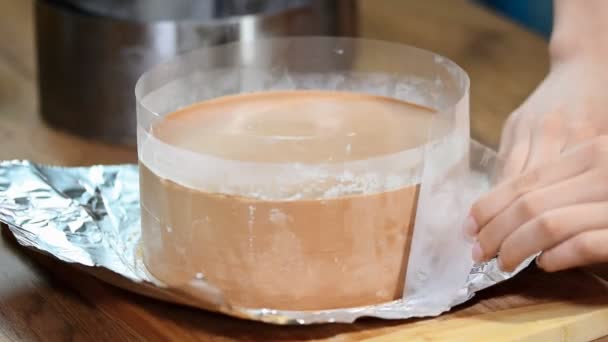 Pastelero Prepara Pastel Mousse Chocolate — Vídeos de Stock