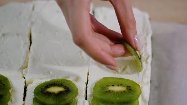 Nők Kézzel Díszített Kiwi Torta — Stock videók