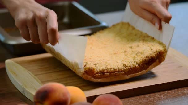 Hausgemachte Warme Pfirsichkuchen Fertig Zum Essen — Stockvideo