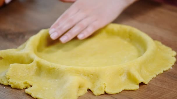 Preparação Torta Torta Caseira Massa Com Rolo Pino Mesa Cozinha — Vídeo de Stock