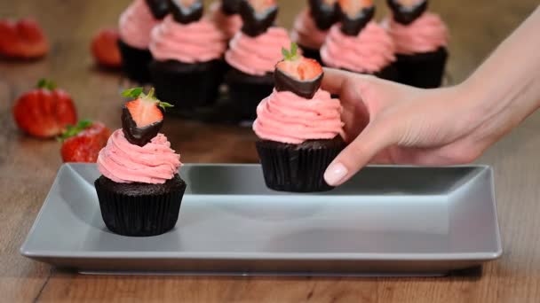 新鮮なイチゴとチョコレート カップ ケーキ — ストック動画