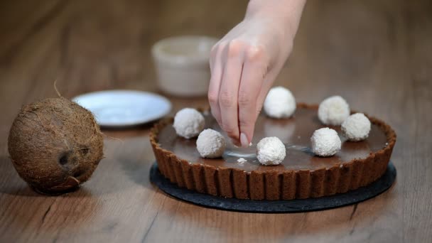 用椰子片装饰巧克力馅饼 — 图库视频影像