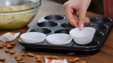 Forma bir beyaz kağıt kek koymak için.