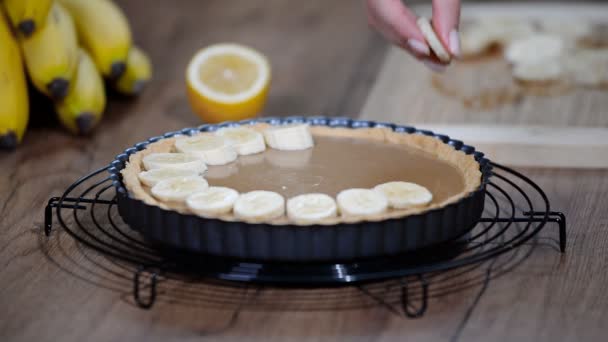 Att Göra Tårta Banoffi Med Kola Och Banan — Stockvideo