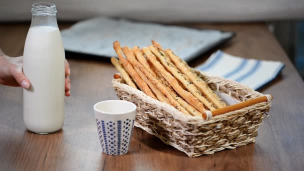 Vers Gebakken Rustieke Italiaanse Grissini Brood Sticks Met Melk — Stockvideo