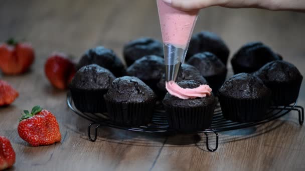 Decoración Cupcake Chocolate Con Crema Fresa — Vídeo de stock