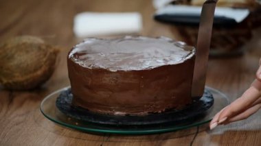 Pasta çikolatalı krema ile kapsayan pasta şefi.