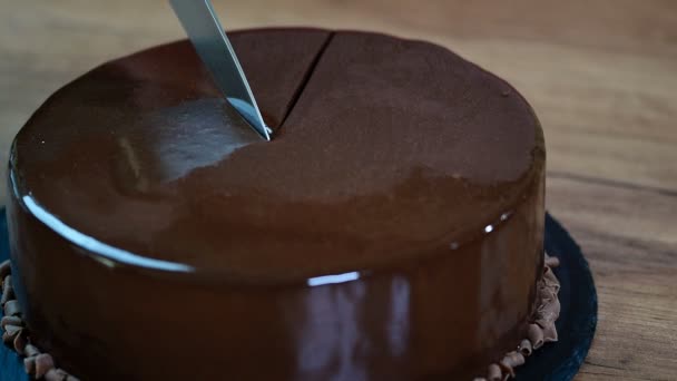 Schokoladenmoussekuchen Glasieren Nahaufnahme Schneiden Sie Ein Stück Schokoladenkuchen Mit Einem — Stockvideo