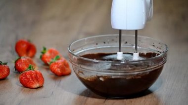 Çikolatalı Hamur karıştırıcı ile karıştırma