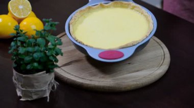 Fırından yeni çıkmış limon ekşi narenciye.