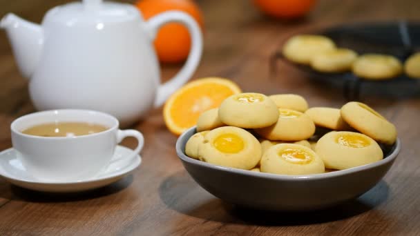 橙饼干配一杯茶 — 图库视频影像