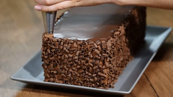 Decoración Pastel Con Crema Chocolate — Vídeo de stock