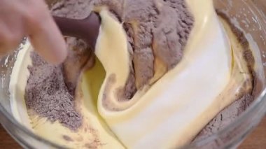 Kâse çikolatalı hamur çevresinde karıştırılır. Çikolatalı hamur yapma süreci.