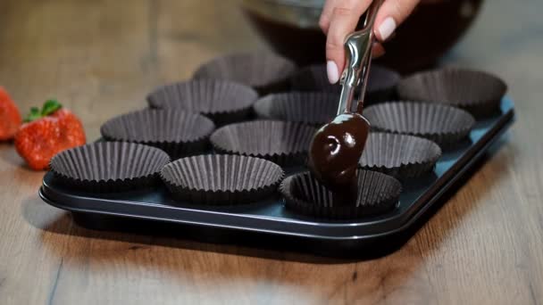 将巧克力面糊放入烘烤形式中 — 图库视频影像