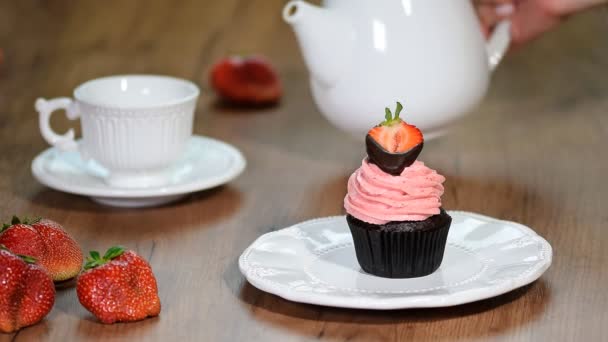 Frische Schokolade Erdbeer Cupcake Mit Einer Tasse Tee — Stockvideo