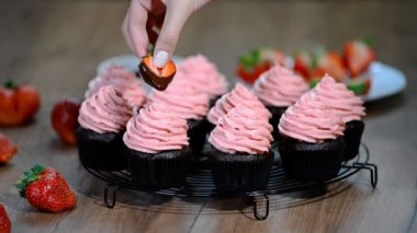 Çilek Kremalı çikolatalı kek.