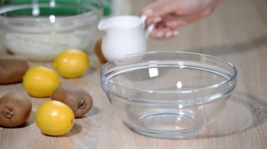 Bir kase içine dökme krem.