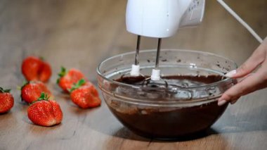 Çikolatalı Hamur karıştırıcı ile karıştırma.