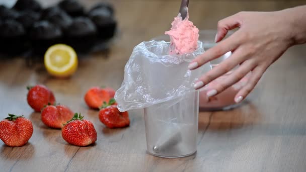 Confeiteiro Põe Nata Saco Culinário Misturador Posto — Vídeo de Stock