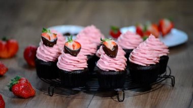 Çilek Kremalı çikolatalı kek.