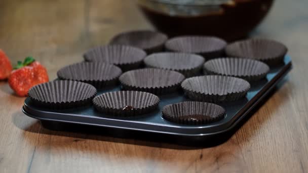 将巧克力面糊放入烘烤形式中 — 图库视频影像