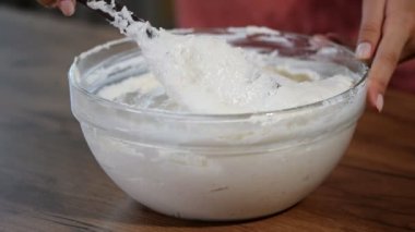 Şef macaron meyilli veya krem pastane, bir kapta karıştırarak spatula ile.